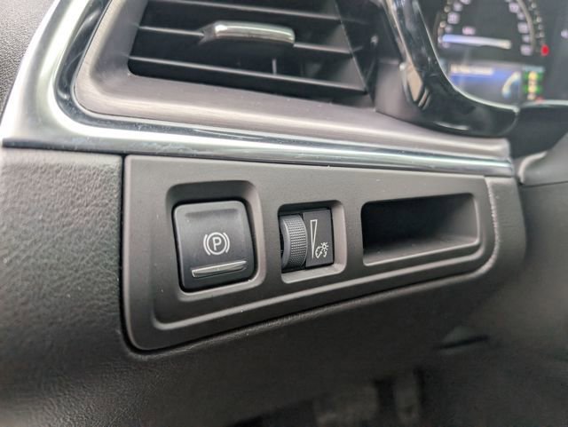 Used 2018 Cadillac XT5 Luxury w/ Driver Awareness Package image 17