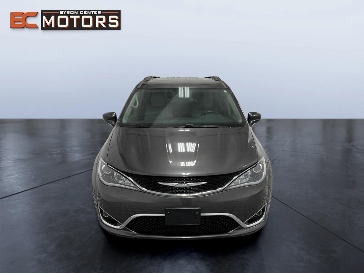 Used 2017 Chrysler Pacifica Touring-L w/ Tire & Wheel Group FWD image 8