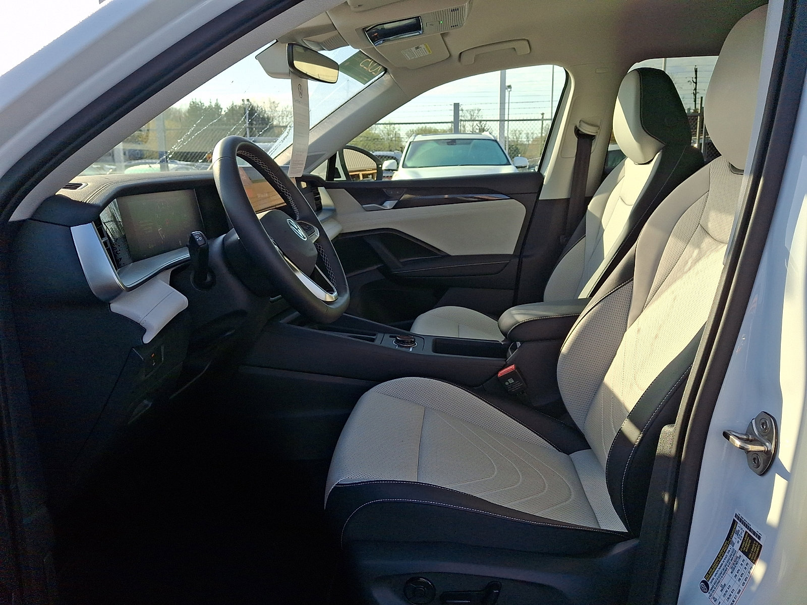 Certified 2025 Volkswagen Tiguan SE image 13