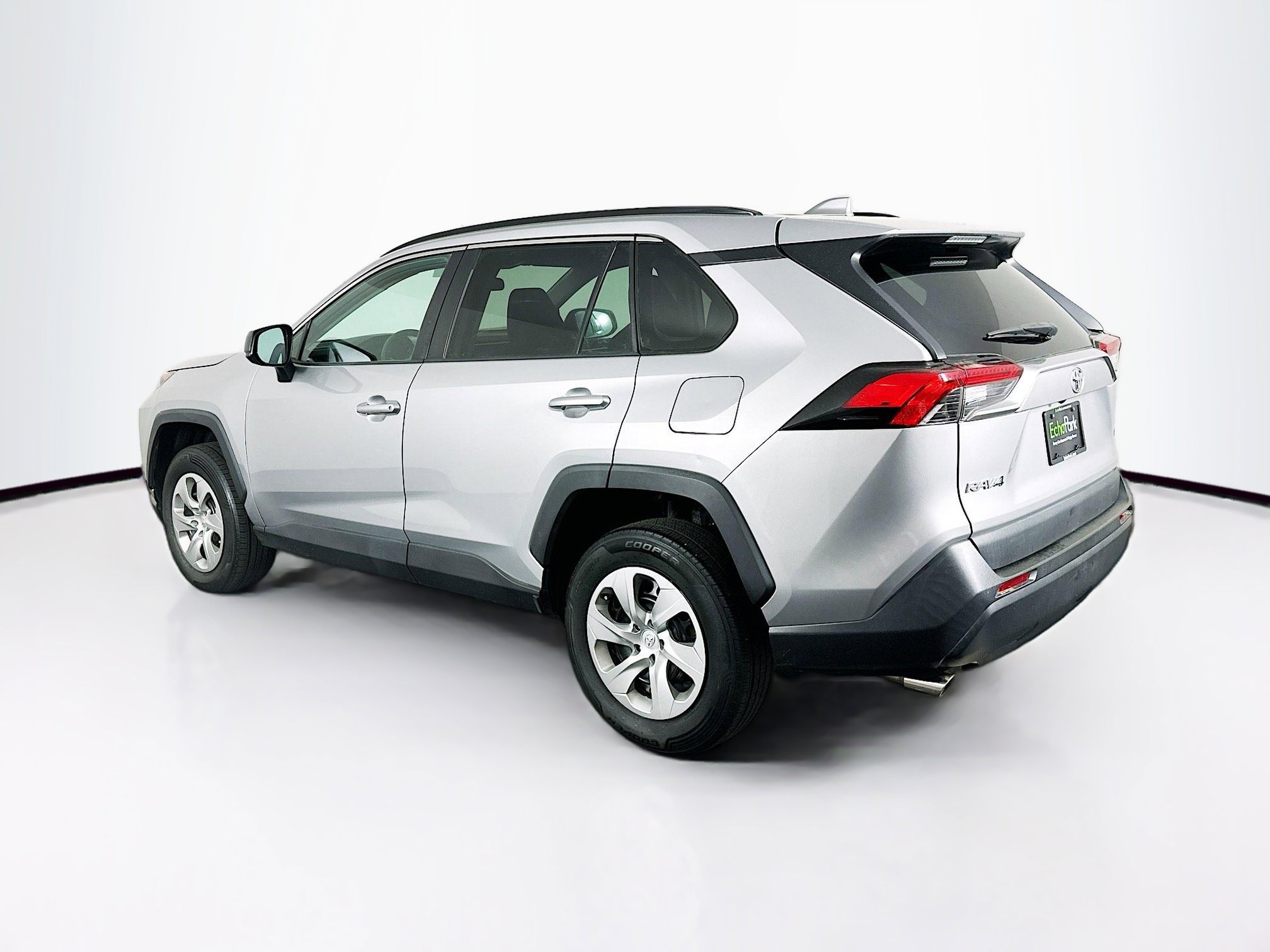 Used 2021 Toyota RAV4 LE FWD image 5