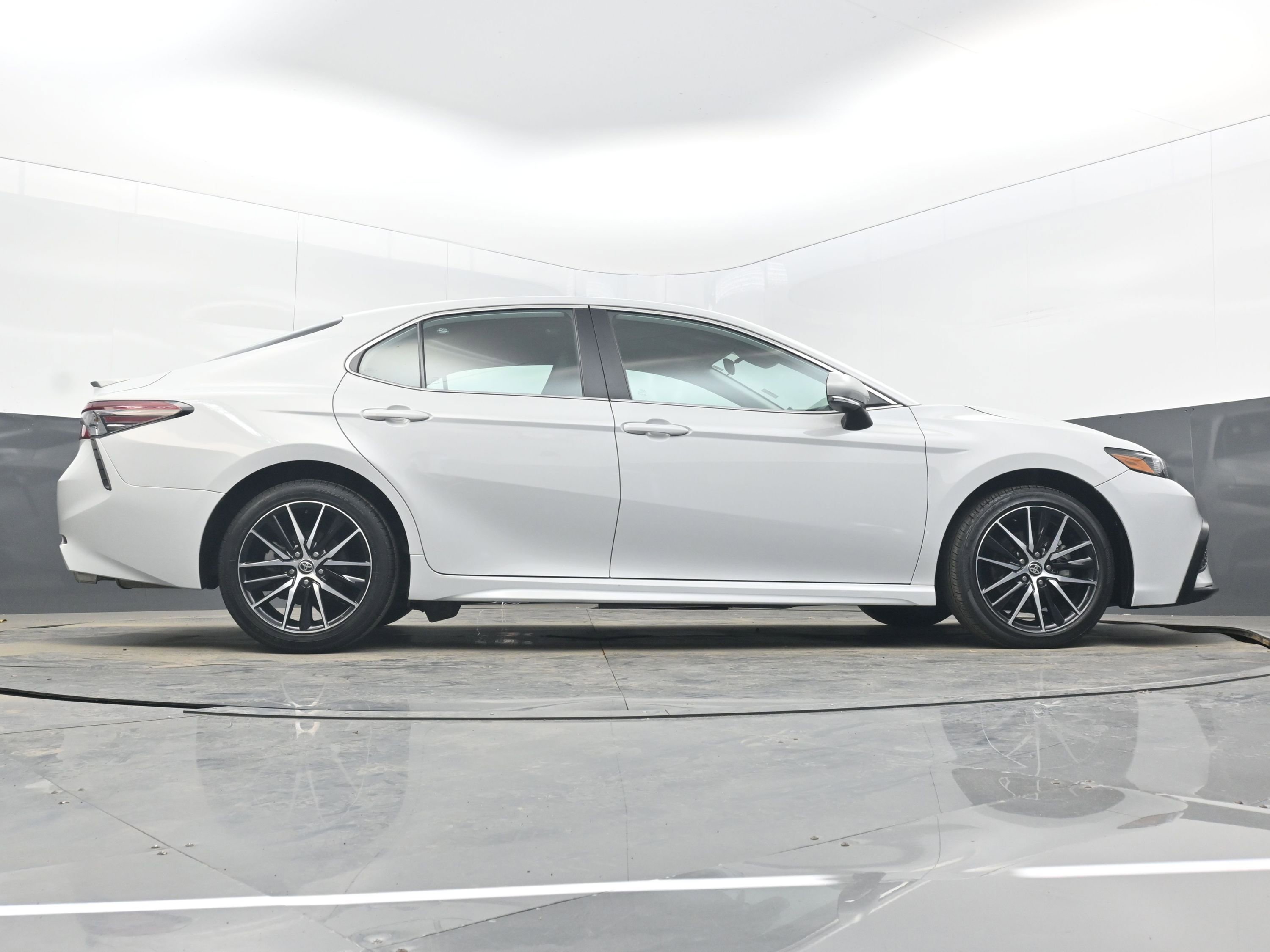 Used 2024 Toyota Camry SE image 31