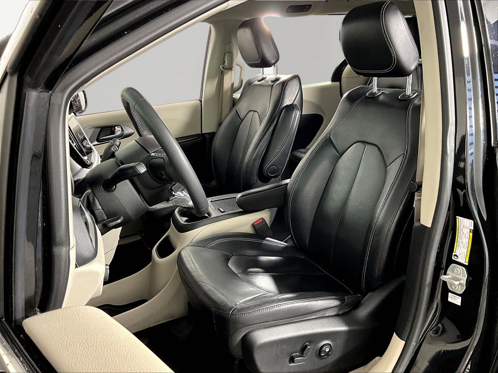 Used 2022 Chrysler Pacifica Touring-L FWD image 18