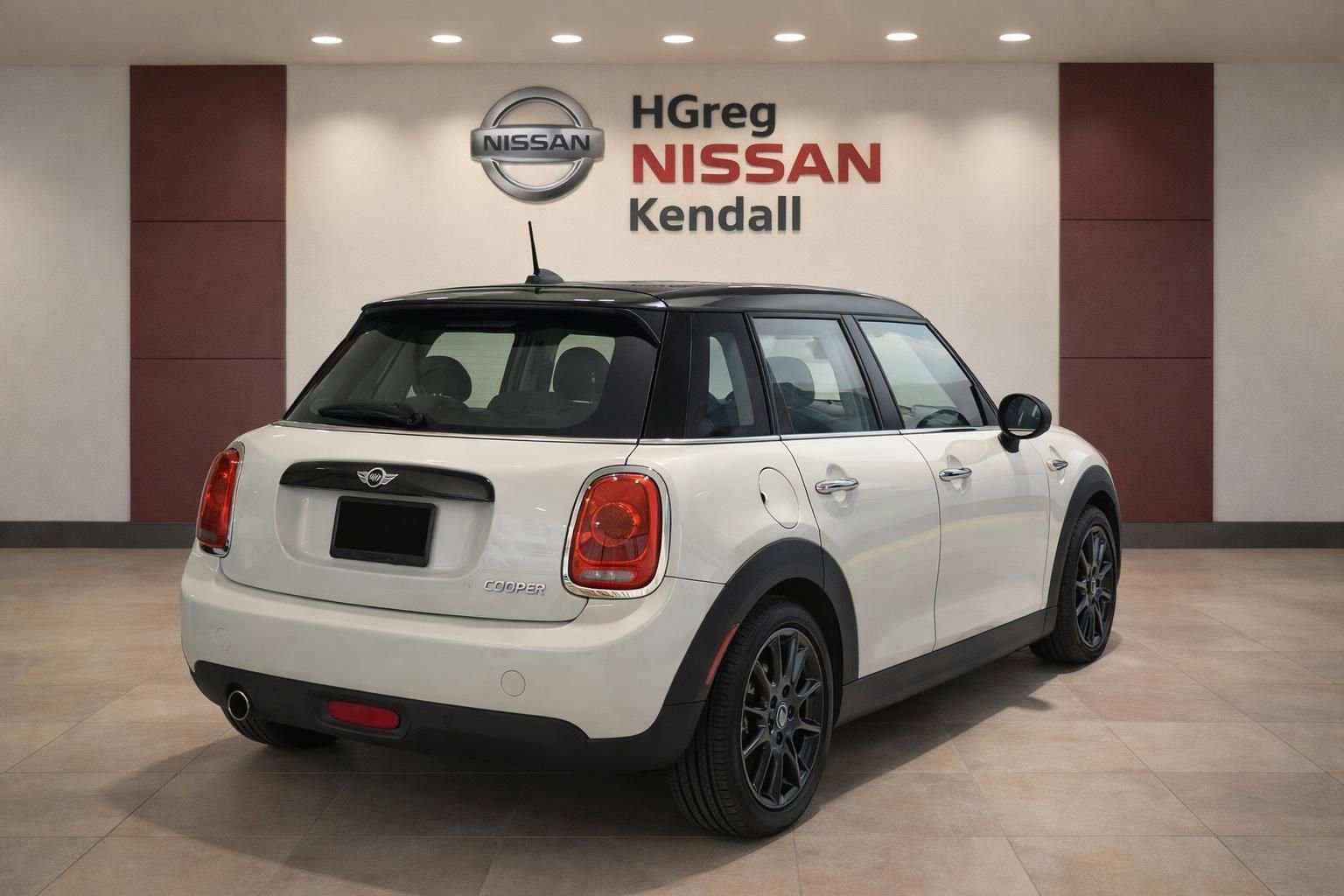 Used 2017 MINI Cooper 4-Door Hardtop image 3