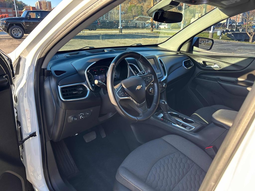 Used 2021 Chevrolet Equinox LT w/ Driver Convenience Package image 18