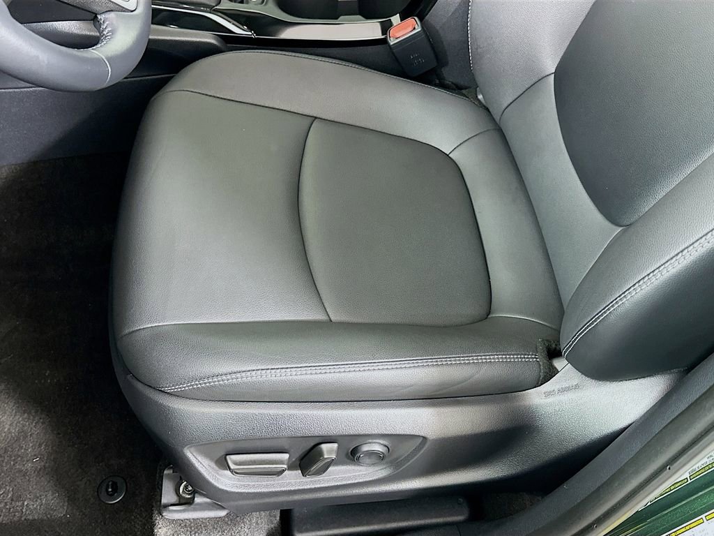 Used 2022 Toyota Corolla Cross XLE image 19