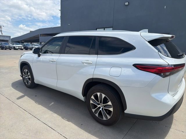 Used 2023 Toyota Highlander XLE FWD image 5