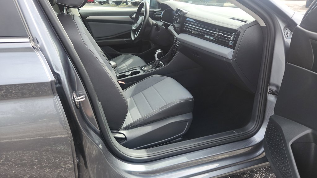 Used 2025 Volkswagen Jetta SE FWD image 11