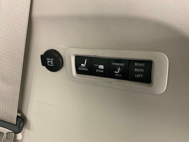 Used 2023 Chrysler Pacifica Limited w/ Uconnect Theater Family Group AWD/4WD image 9
