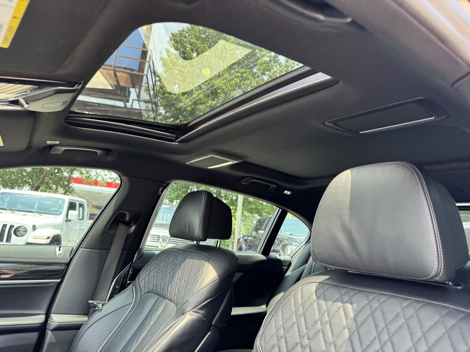 Used 2022 BMW 740i w/ M Sport Package RWD image 6