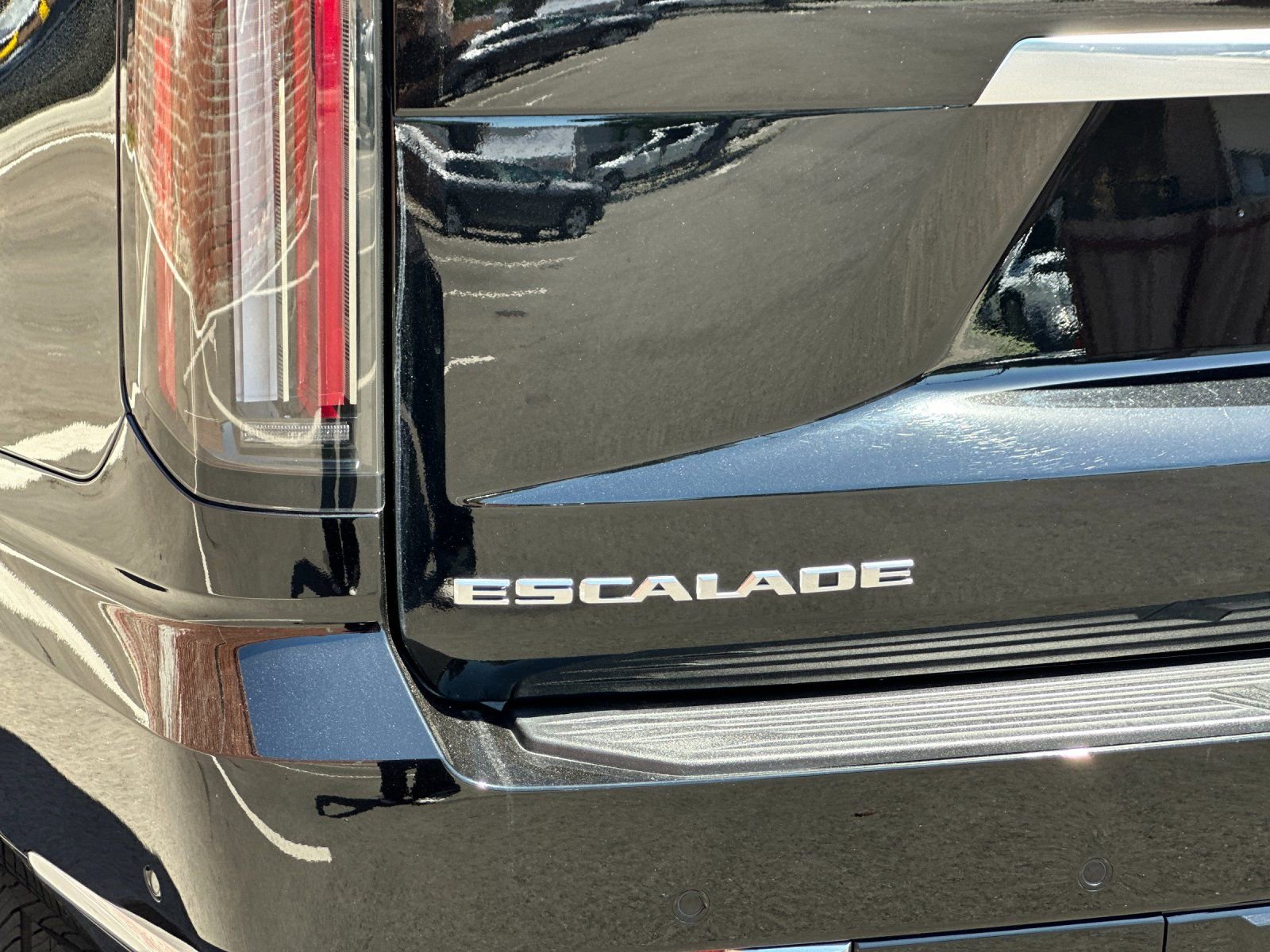 Used 2025 Cadillac Escalade ESV Luxury image 36