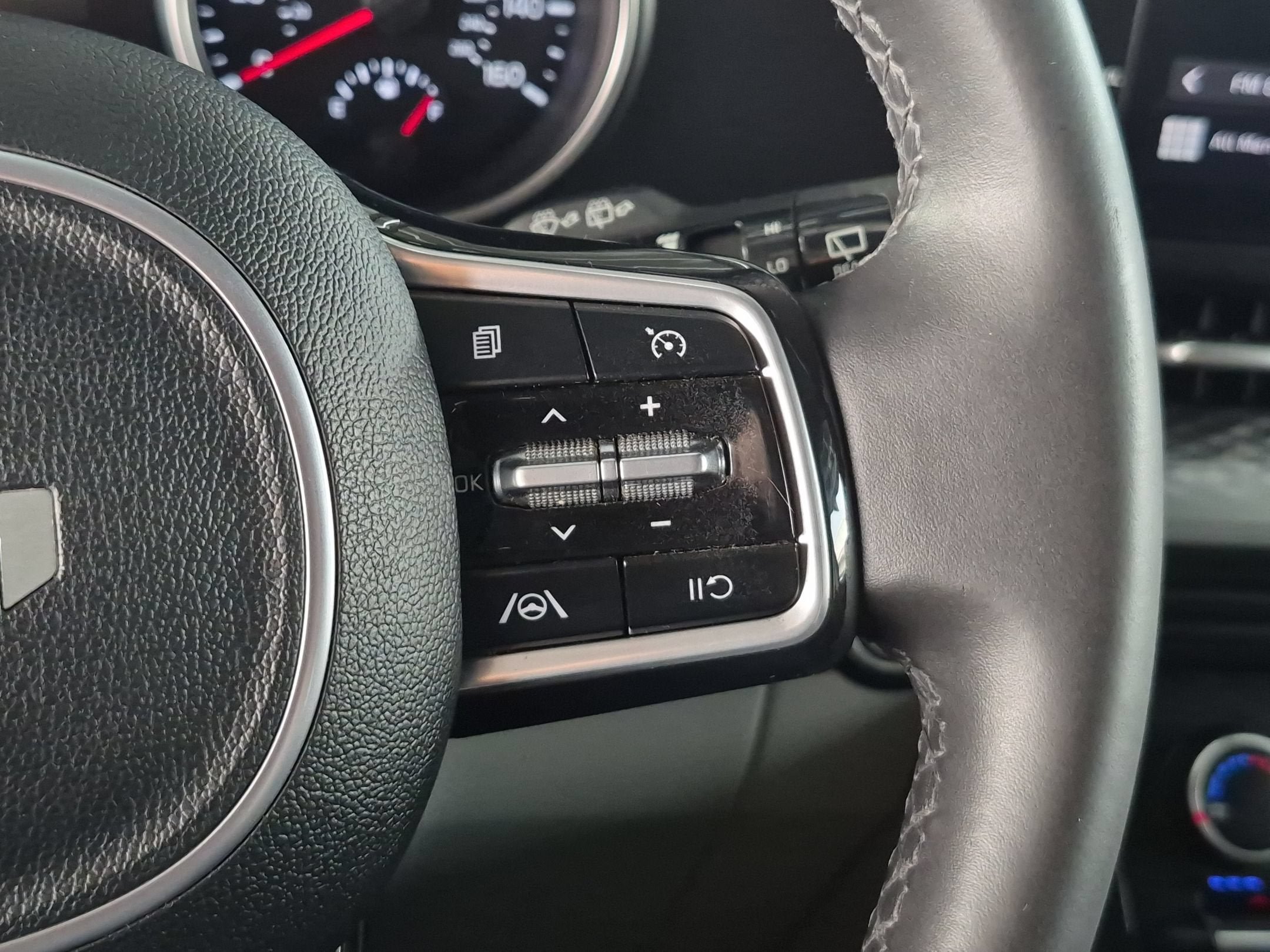 Used 2024 Kia Carnival LX FWD image 17