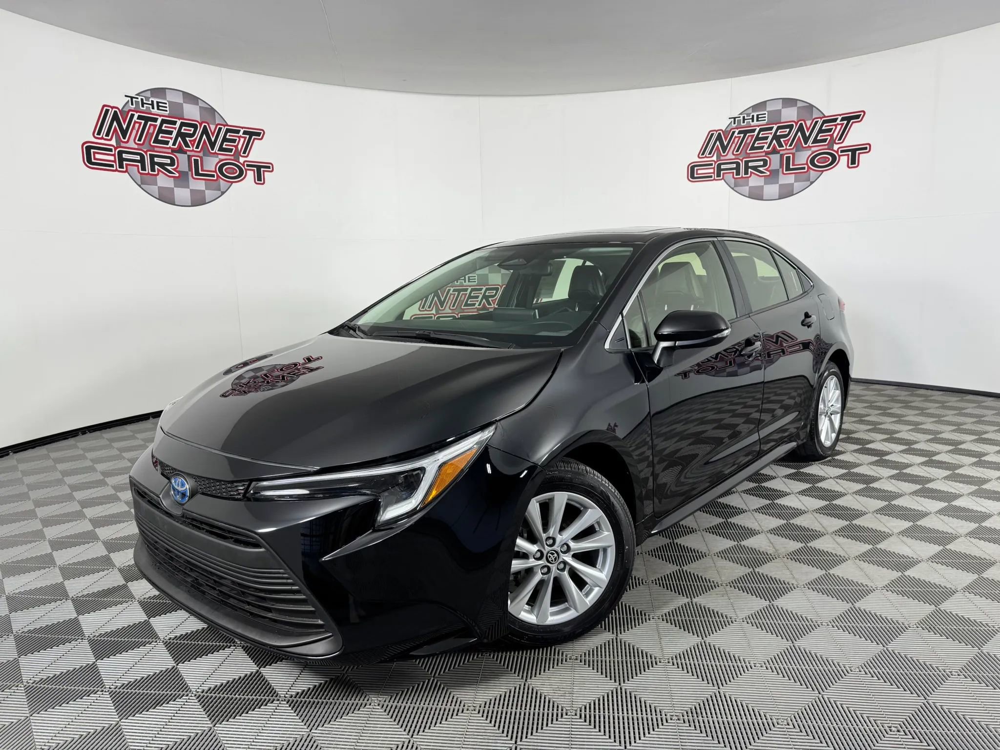 Used 2024 Toyota Corolla XLE FWD image 1