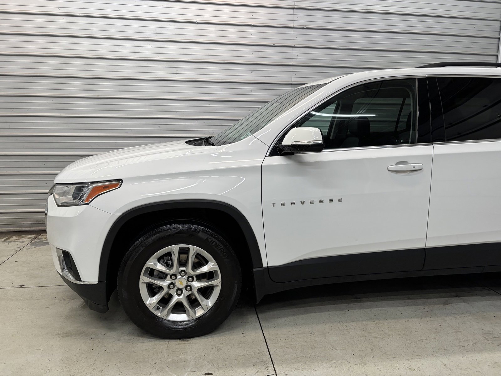 Used 2021 Chevrolet Traverse LT image 3