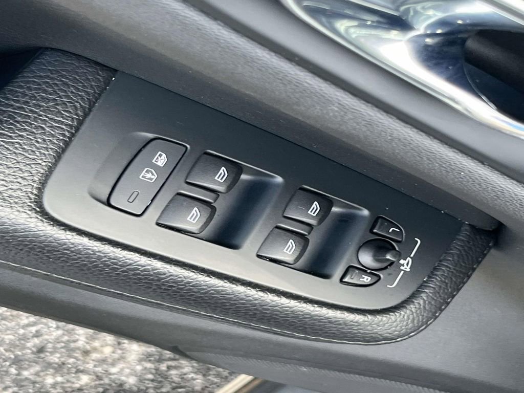 Used 2020 Volvo V60 T5 Momentum w/ Protection Package image 25