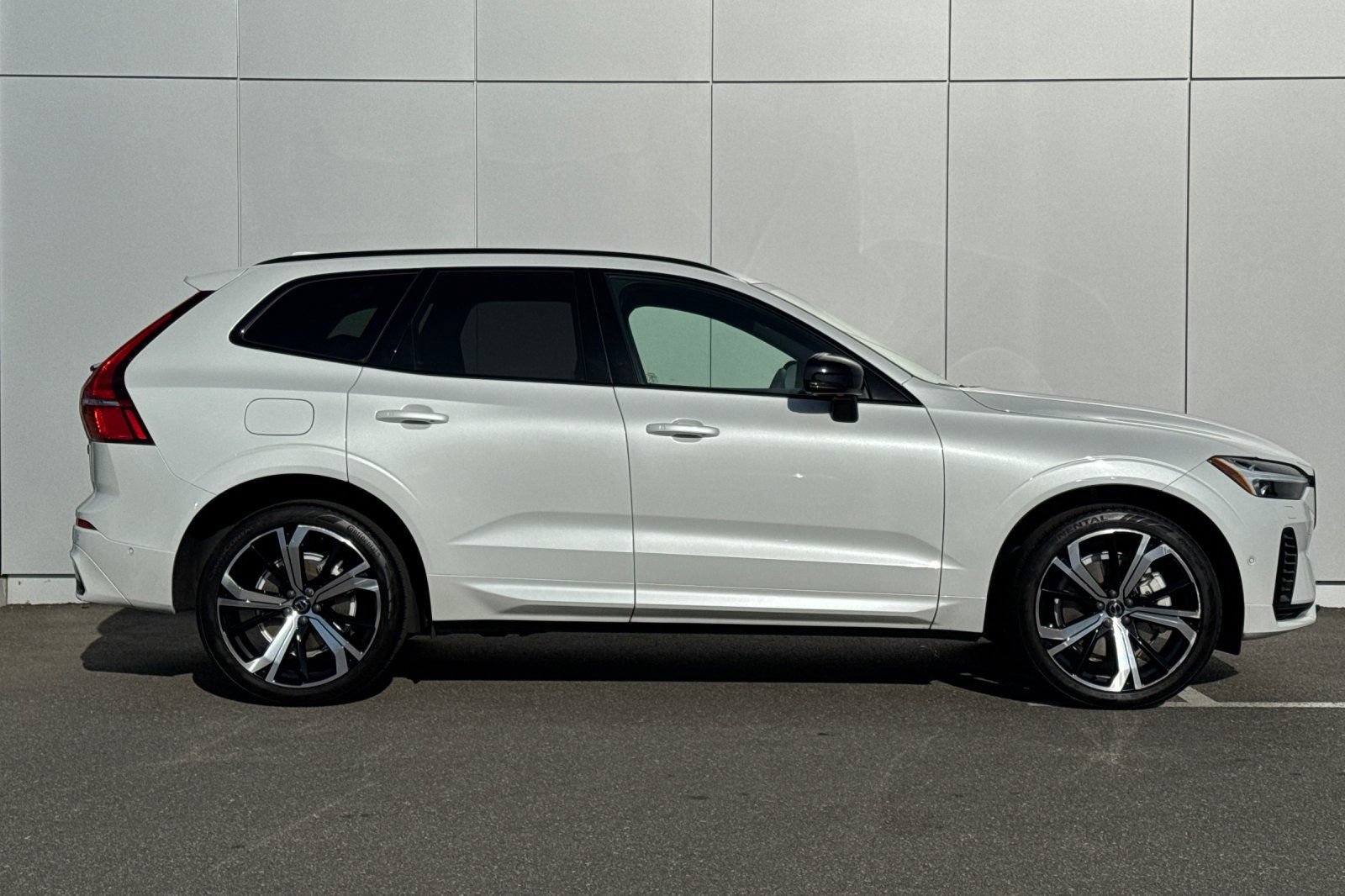 Used 2024 Volvo XC60 T8 Ultimate w/ Protection Package Premier AWD/4WD image 6