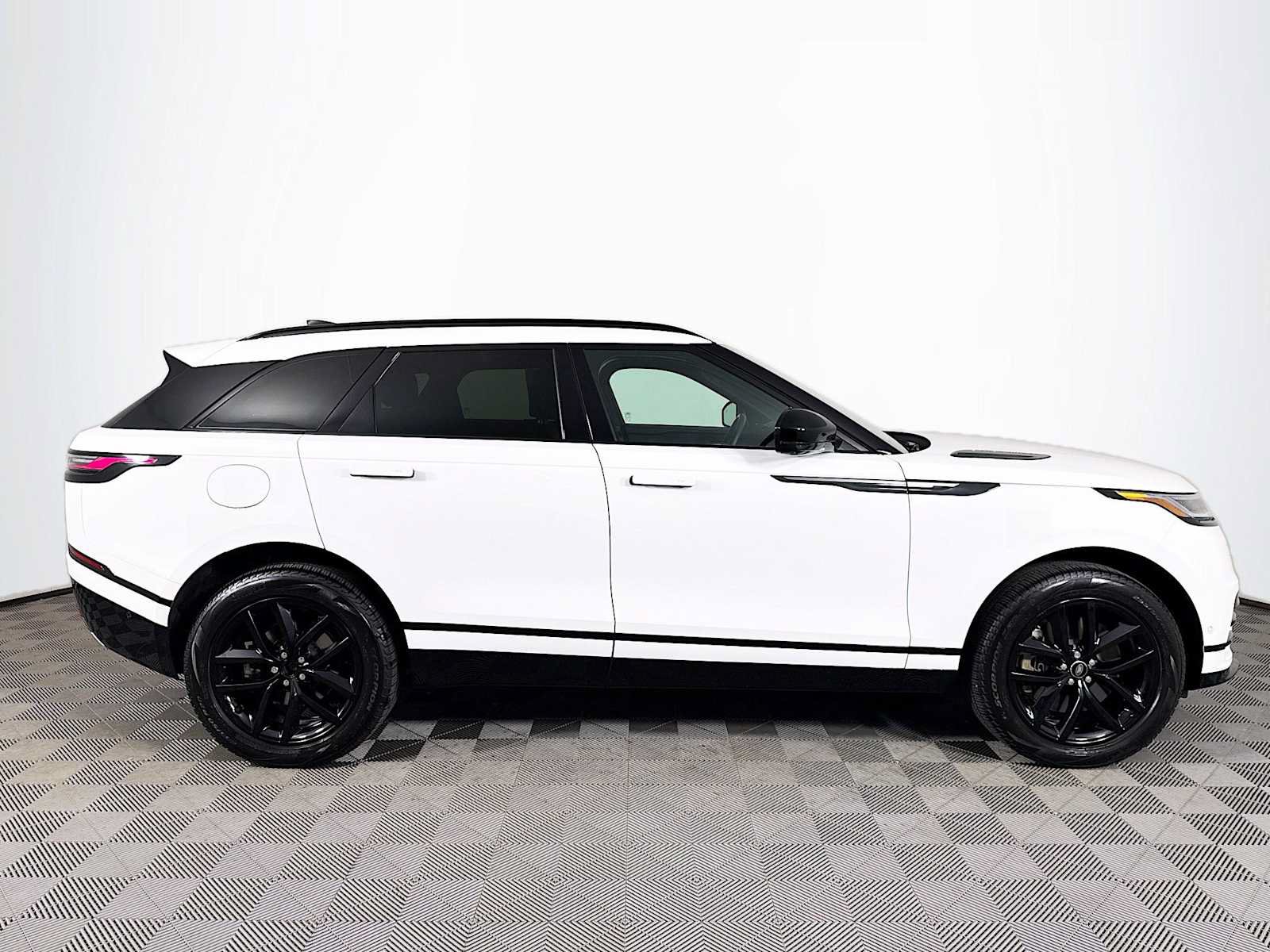 Used 2026 Land Rover Range Rover Velar Dynamic SE AWD/4WD image 4
