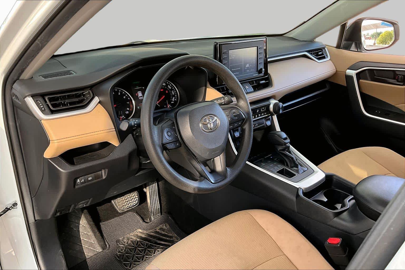 Used 2021 Toyota RAV4 LE AWD/4WD image 18