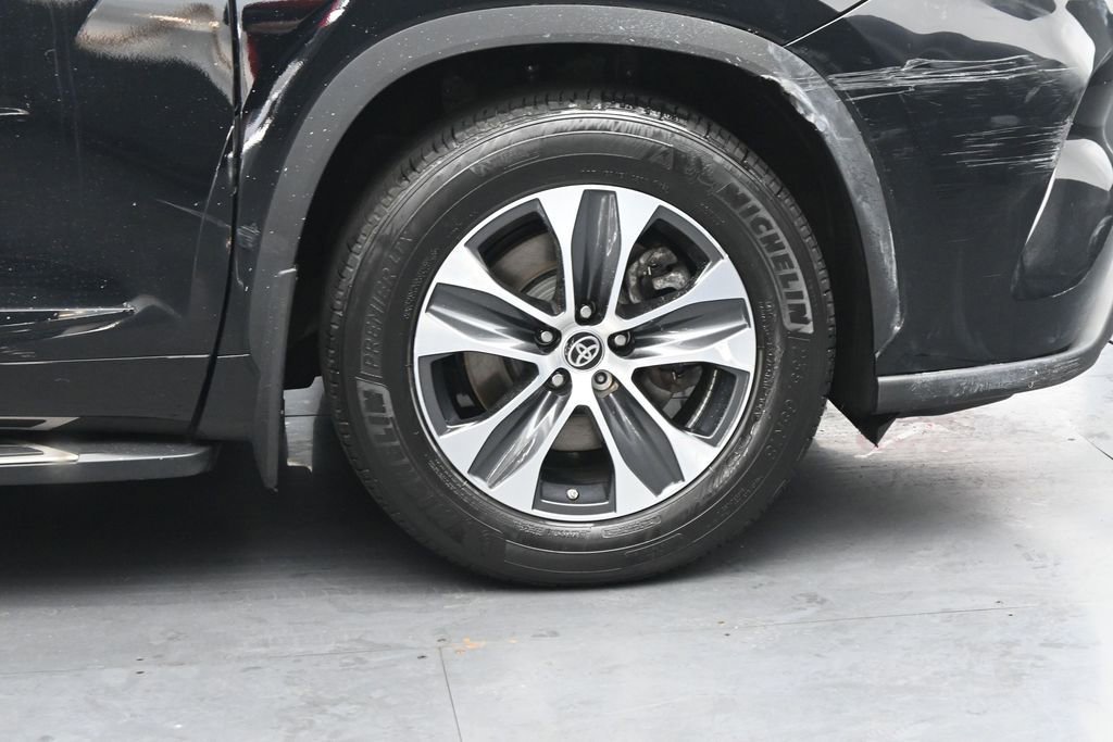 Used 2023 Toyota Highlander XLE AWD/4WD image 11