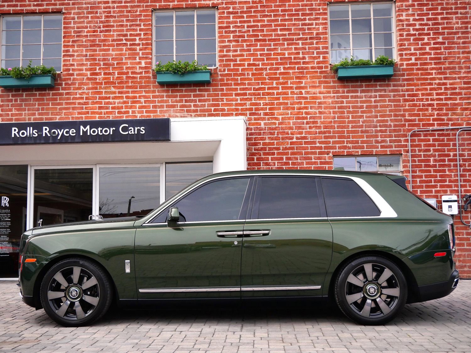 Certified 2023 Rolls-Royce Cullinan w/ Cullinan Package image 3