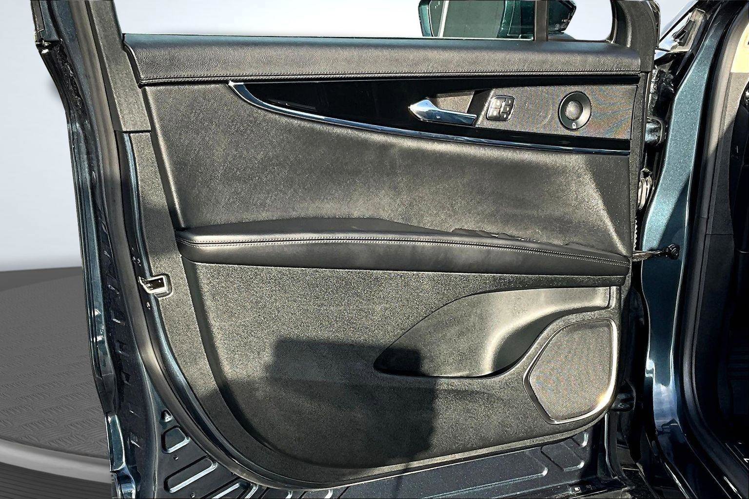 Used 2023 Lincoln Nautilus Reserve w/ Equipment Group 201A image 22