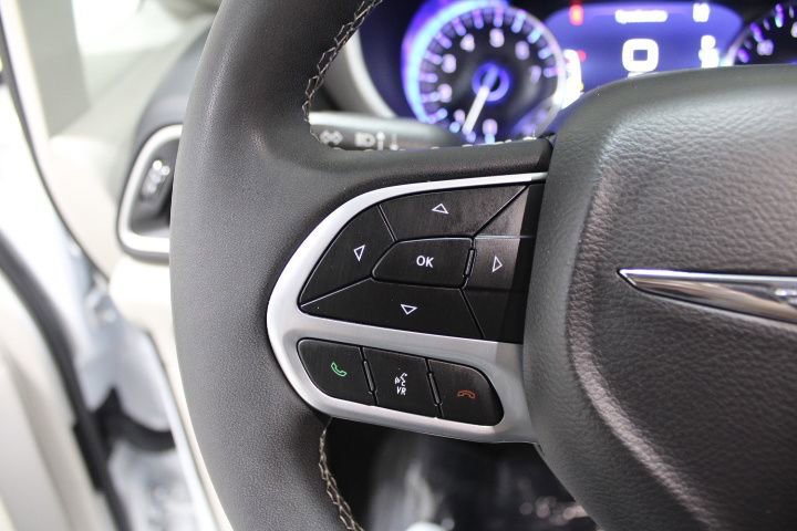 Used 2024 Chrysler Pacifica Touring-L image 38
