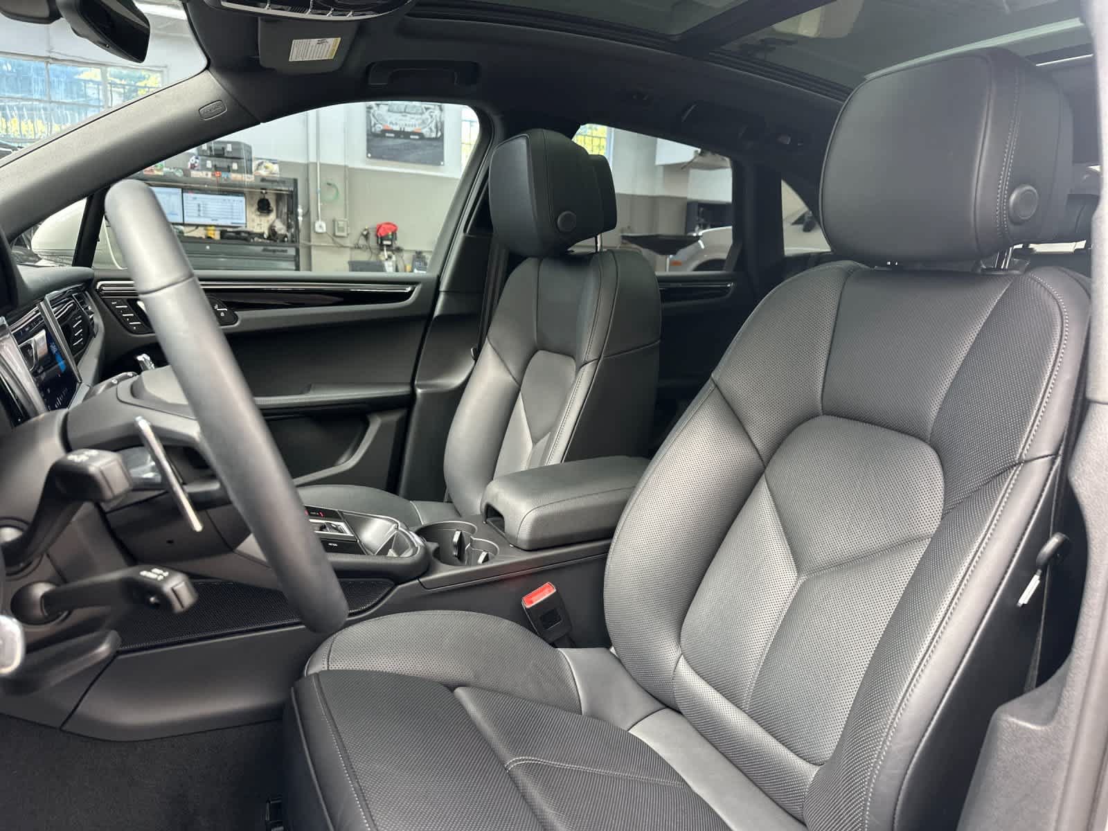 Certified 2025 Porsche Macan AWD/4WD image 5