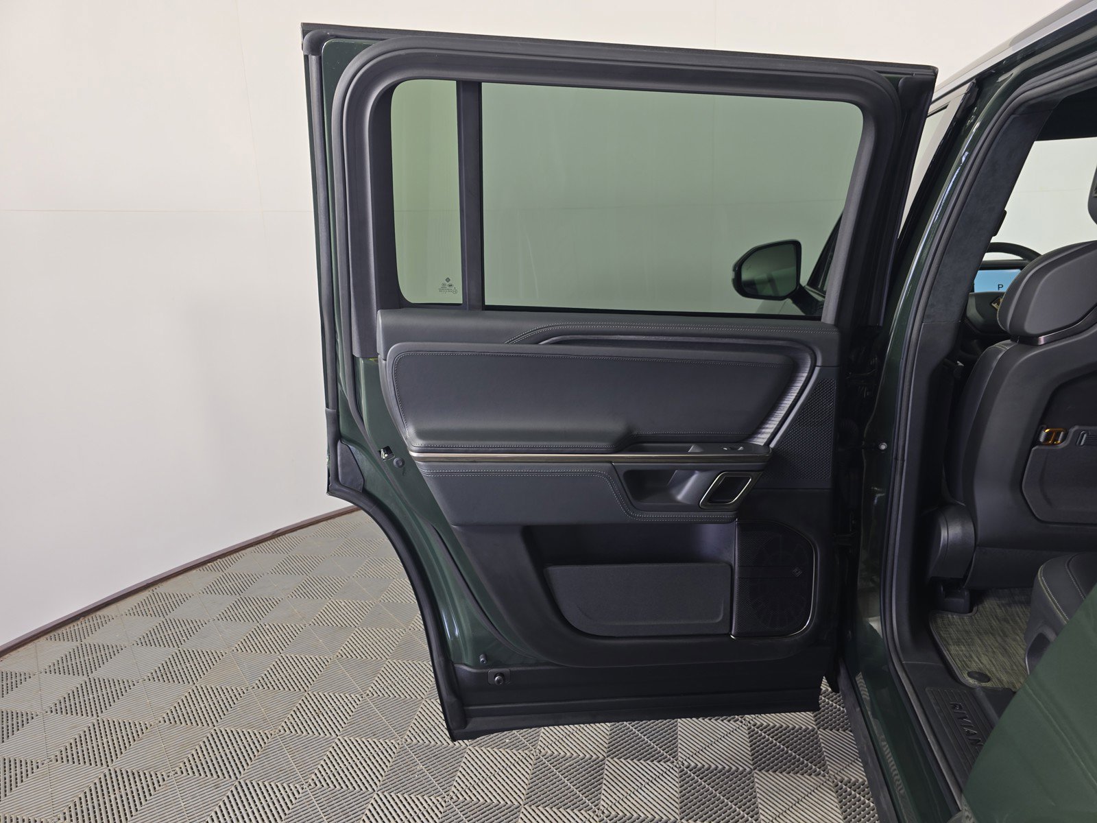 Used 2024 Rivian R1S Adventure AWD/4WD image 17