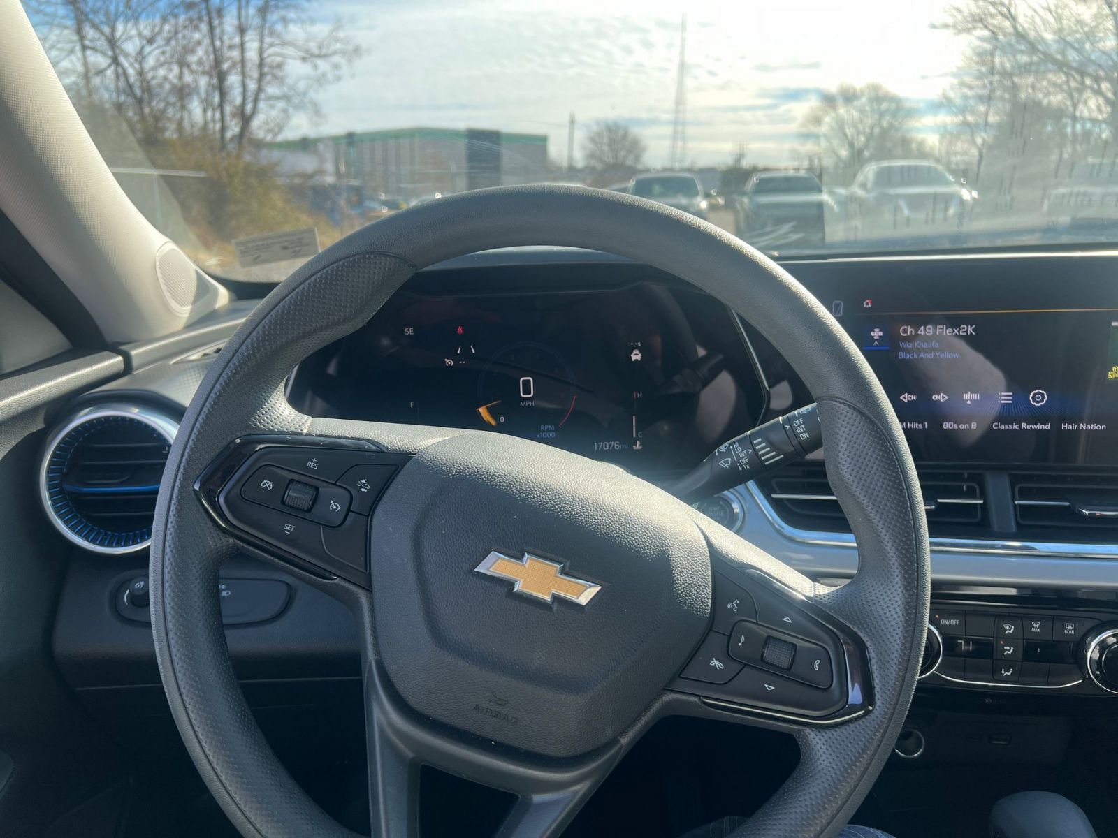 Used 2025 Chevrolet Trax LT image 32