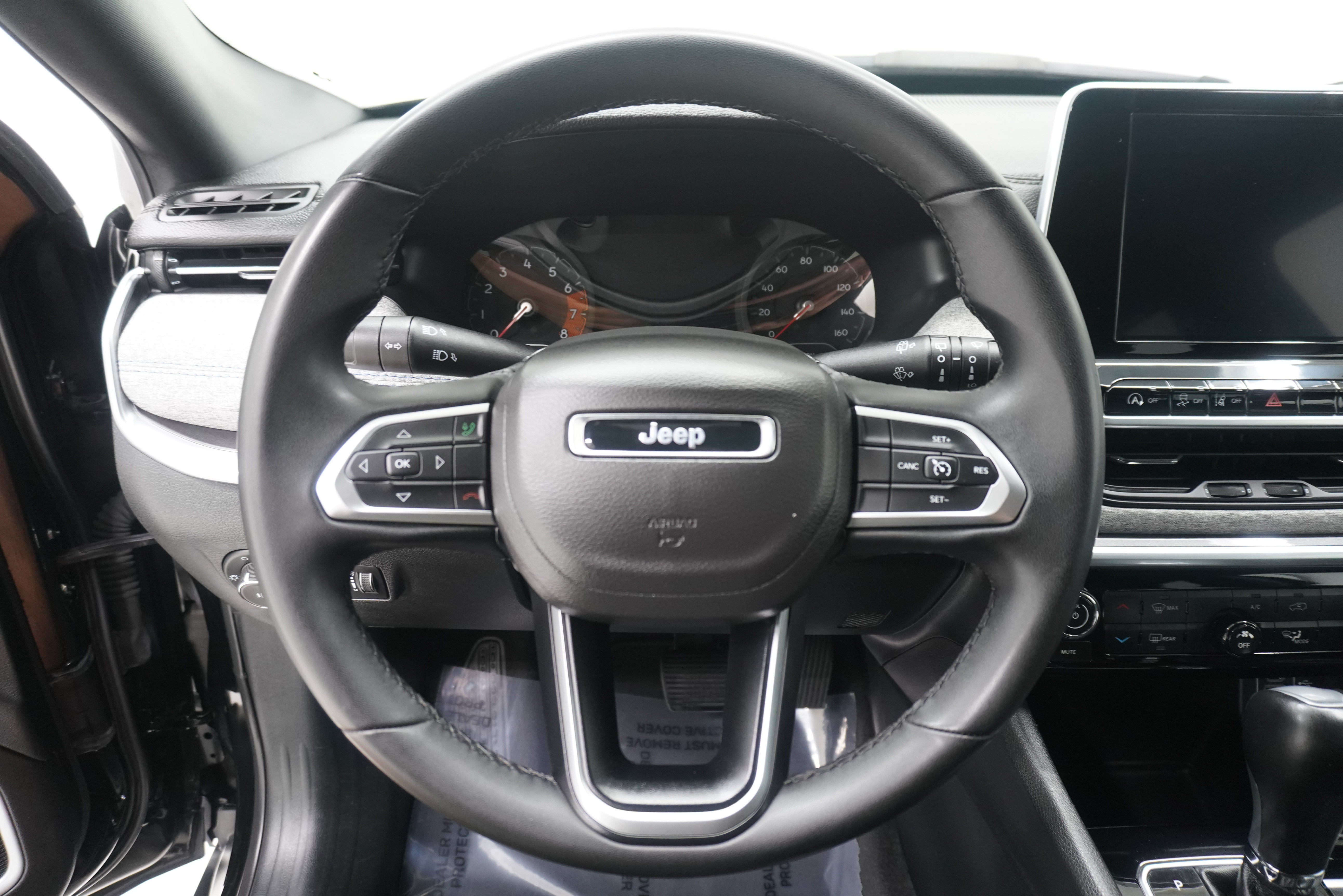 Used 2025 Jeep Compass Latitude AWD/4WD image 15