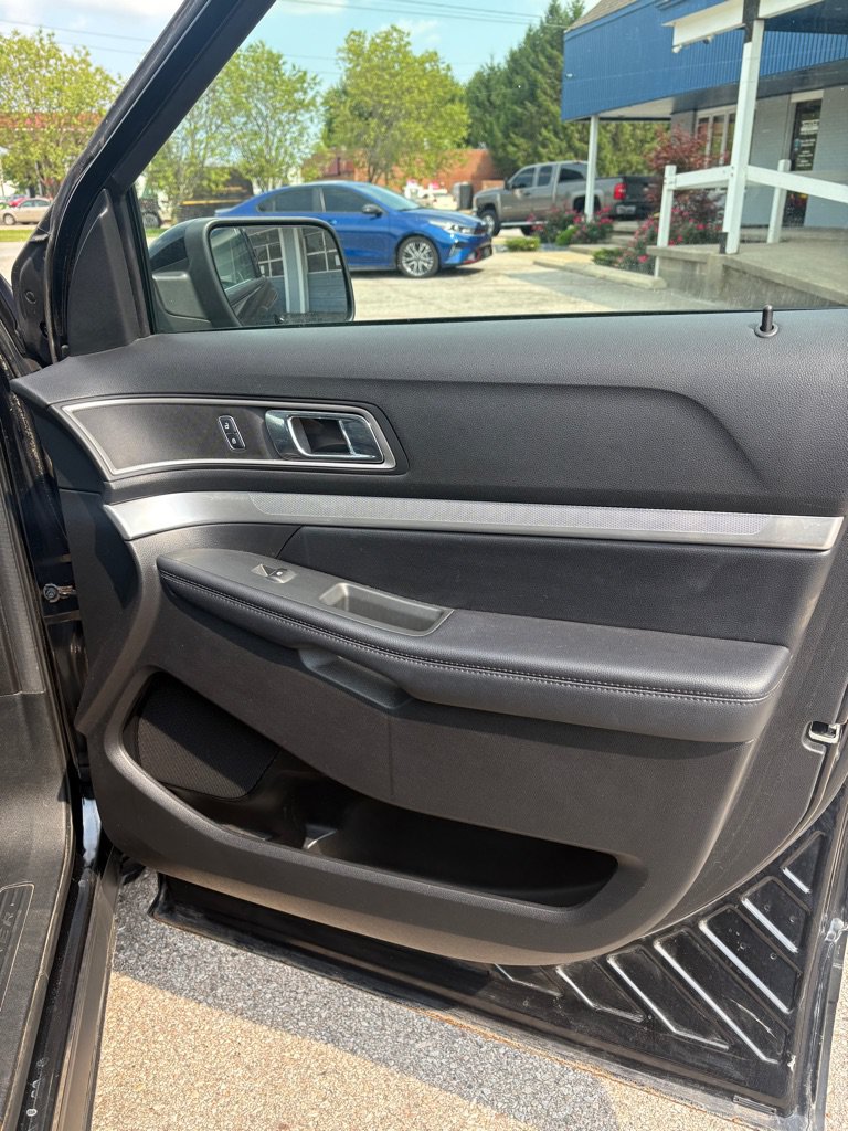 Used 2017 Ford Explorer XLT w/ Equipment Group 201A AWD/4WD image 17