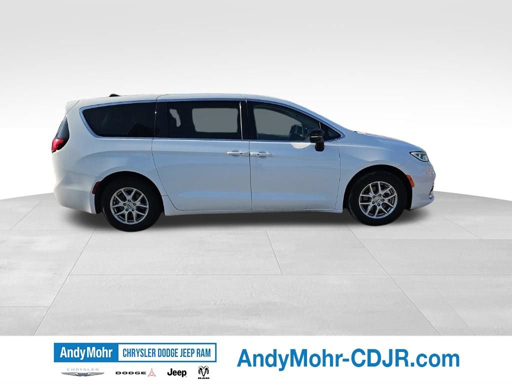 Used 2024 Chrysler Pacifica Touring-L FWD image 8