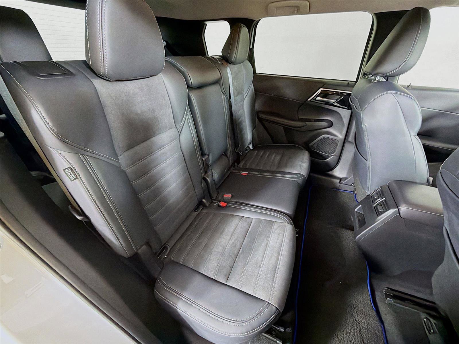 Used 2024 Mitsubishi Outlander 4WD Plug-In Hybrid image 28