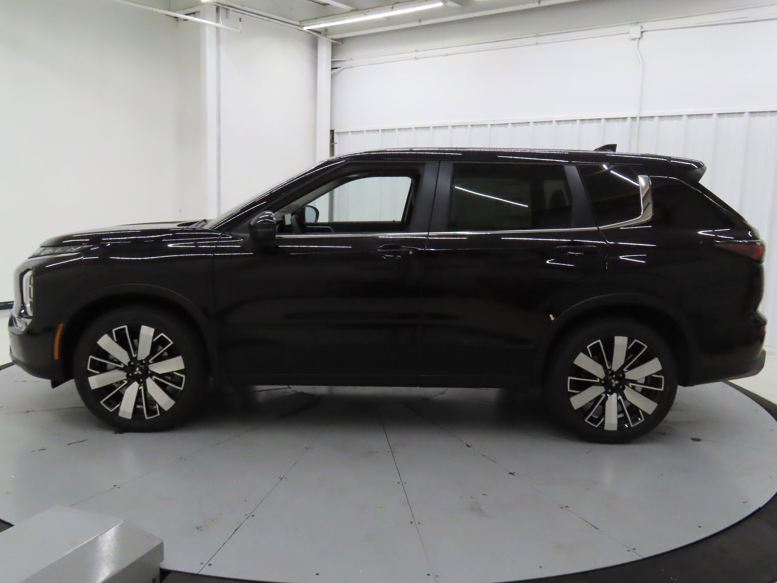 New 2025 Mitsubishi Outlander SE image 6