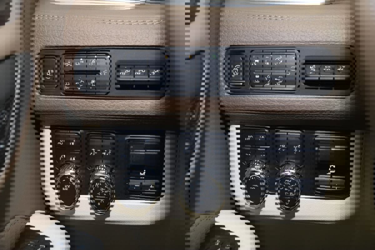 Used 2022 GMC Yukon Denali w/ Denali Premium Package image 28