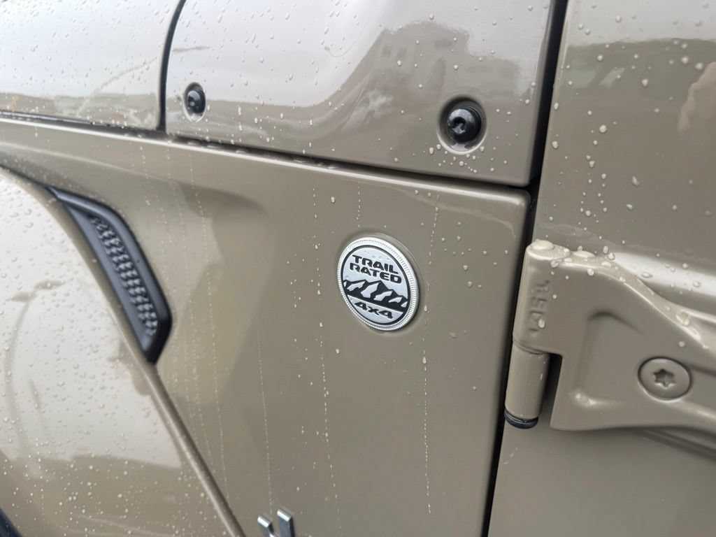 Certified 2020 Jeep Gladiator Overland AWD/4WD image 12