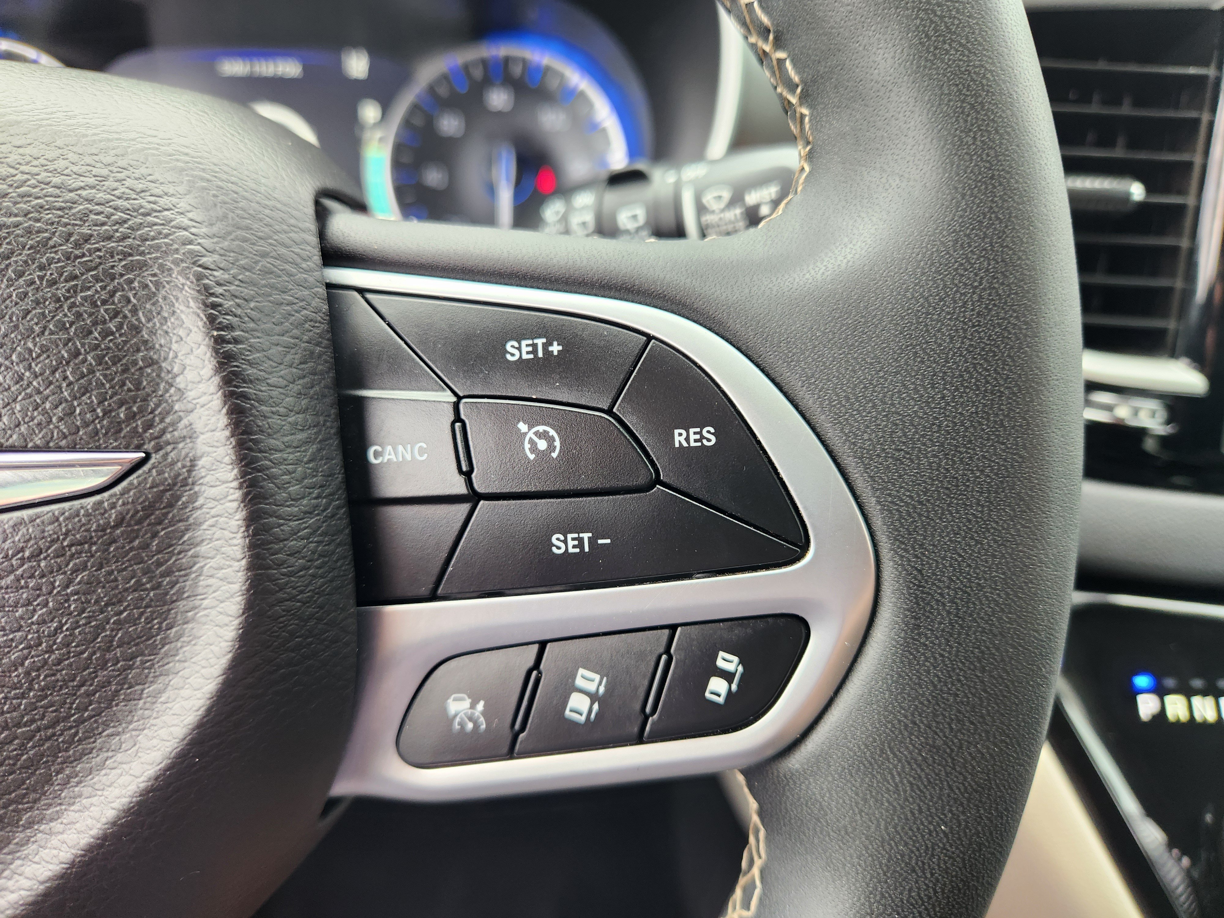Used 2024 Chrysler Pacifica Touring-L FWD image 31