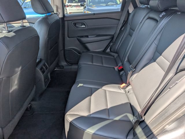 Used 2023 Nissan Rogue SV w/ SV Premium B Package FWD image 15