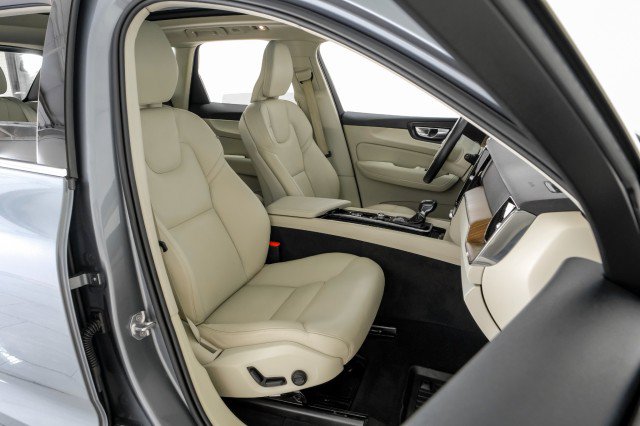 Used 2021 Volvo XC60 T5 Momentum w/ Protection Package Premier FWD image 36