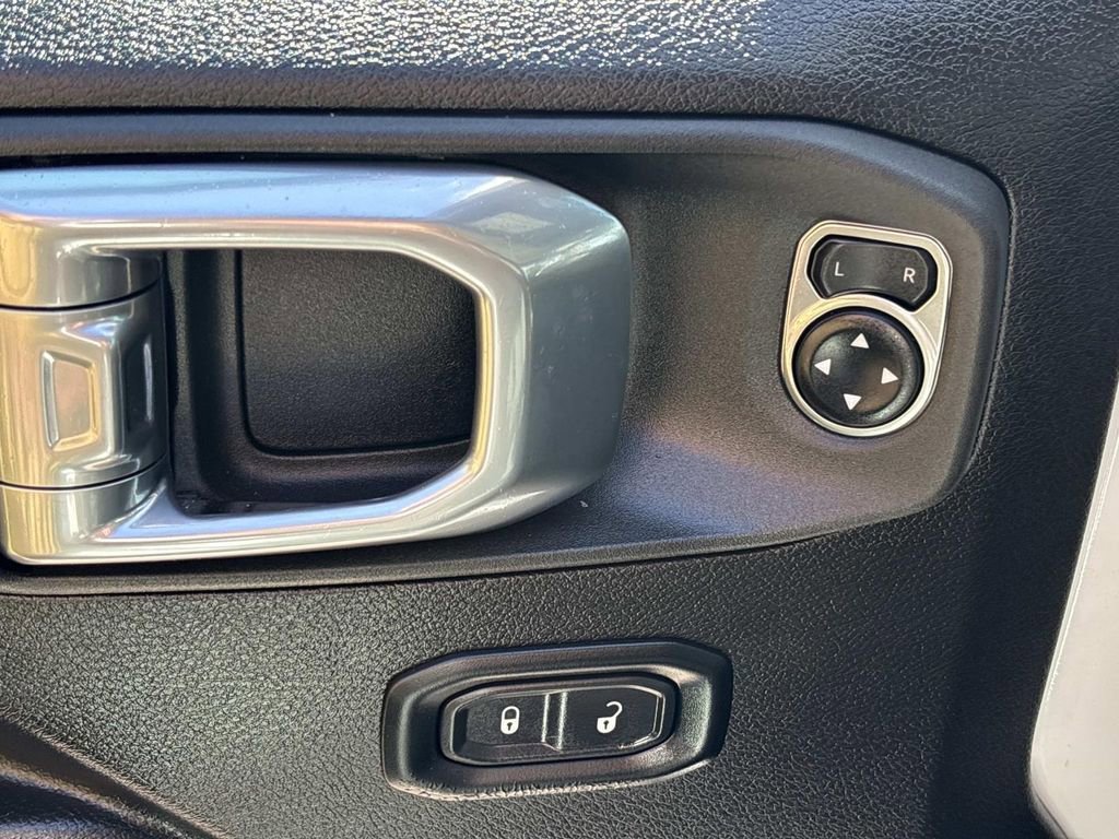 Used 2025 Jeep Wrangler Unlimited Rubicon image 12