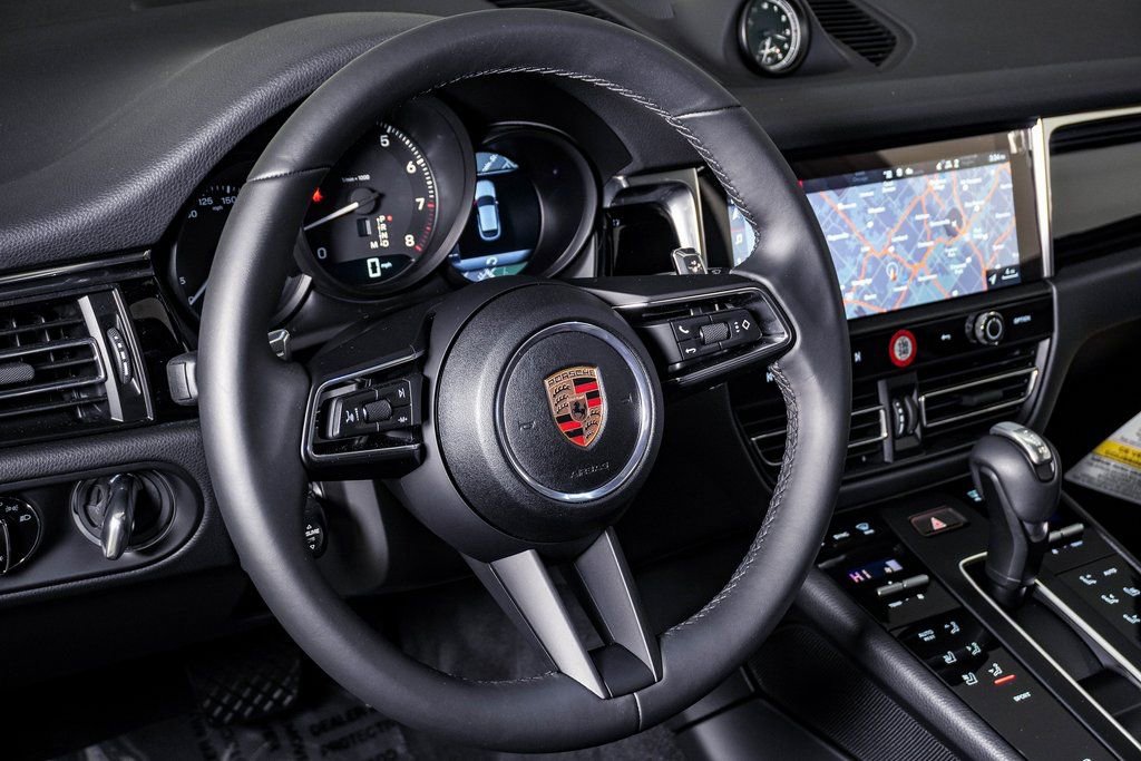 Certified 2025 Porsche Macan AWD/4WD image 18