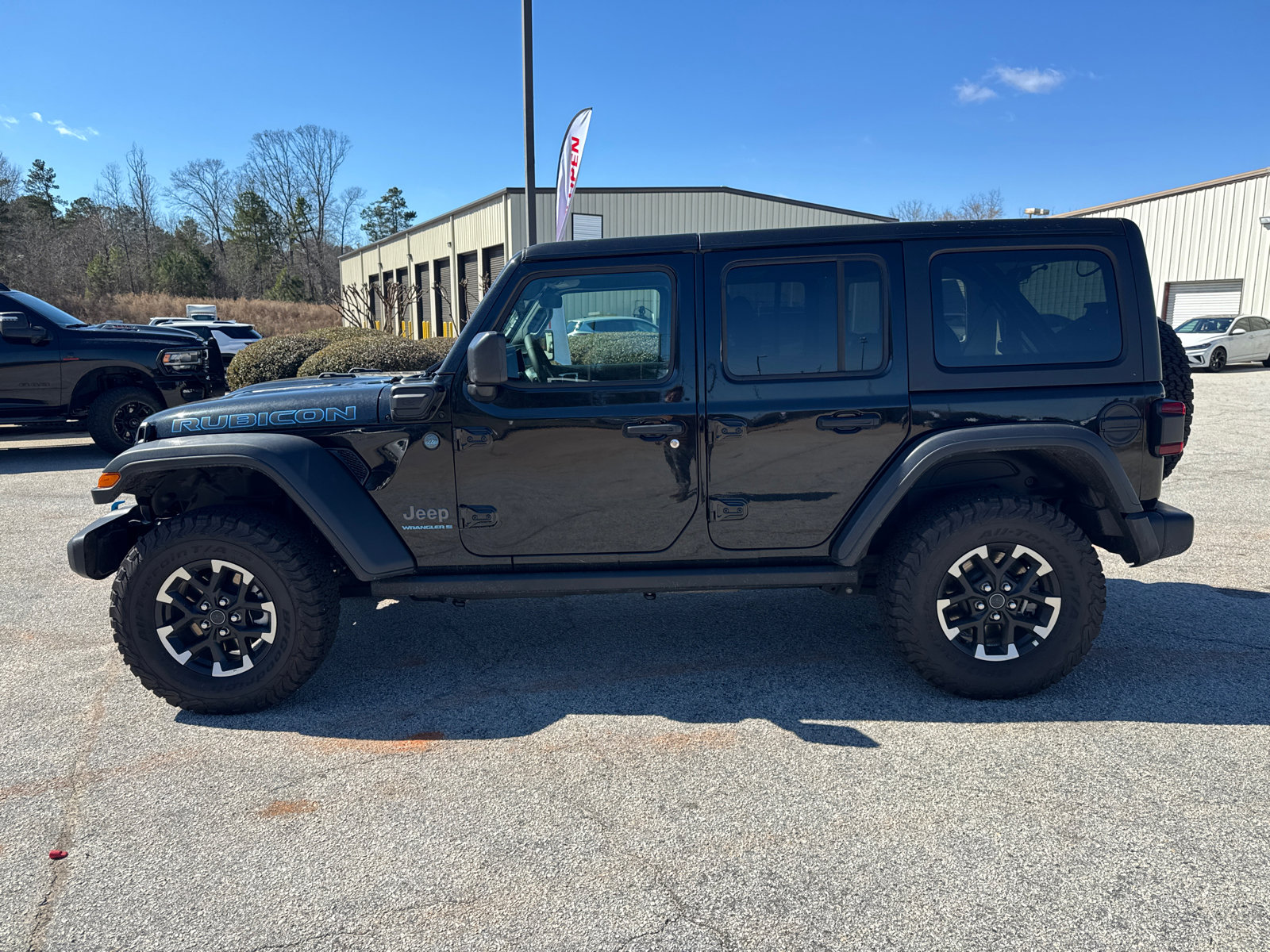 Used 2025 Jeep Wrangler Unlimited Rubicon 4xe w/ Convenience Group AWD/4WD image 8