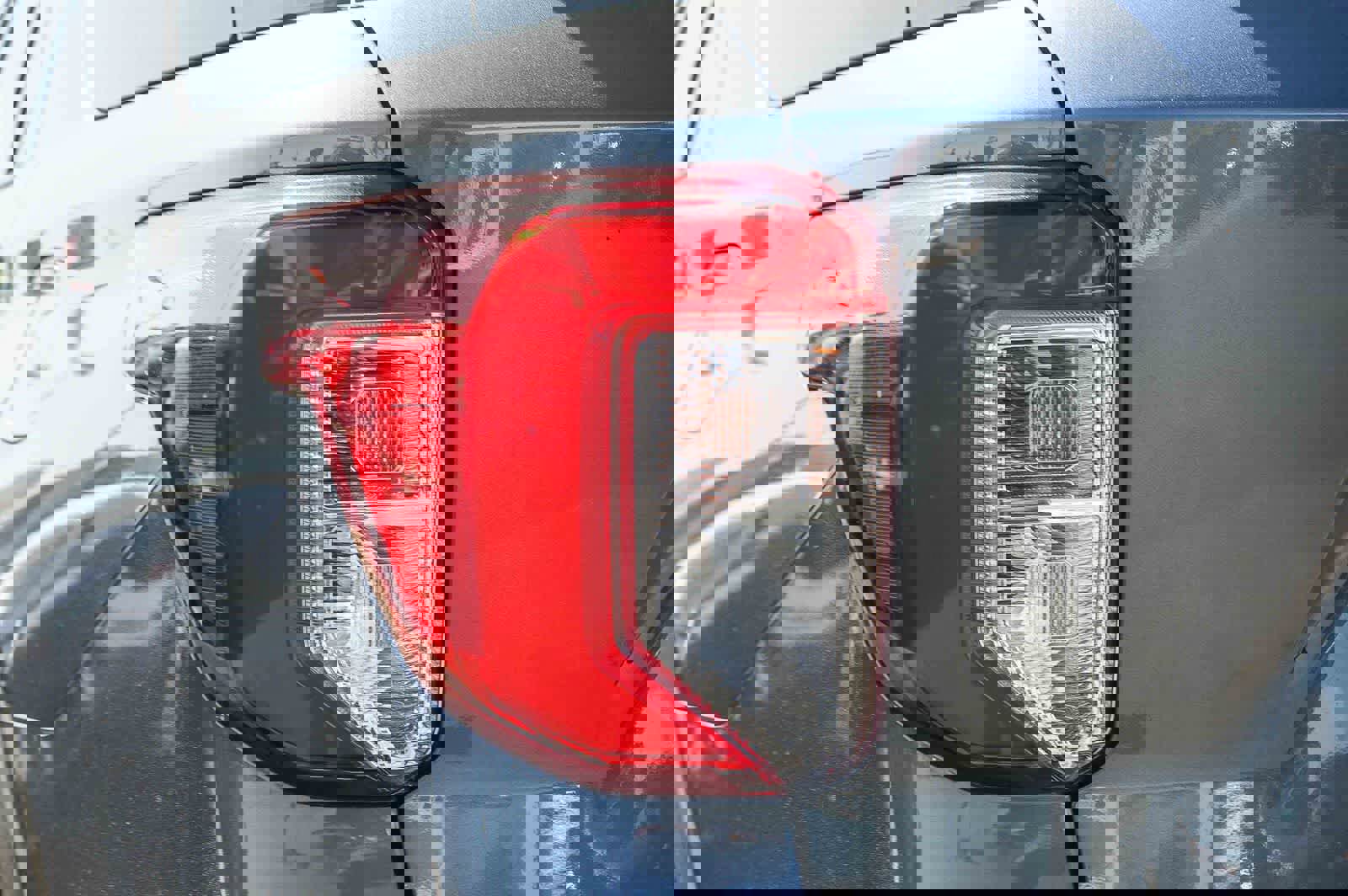 Used 2022 Ford Explorer XLT w/ Equipment Group 202A image 7