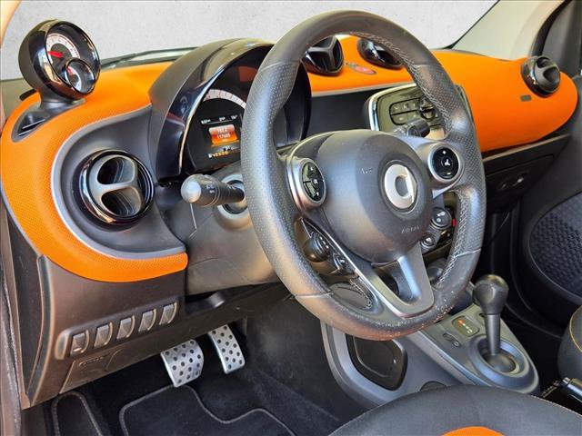 Used 2016 smart fortwo passion RWD image 9