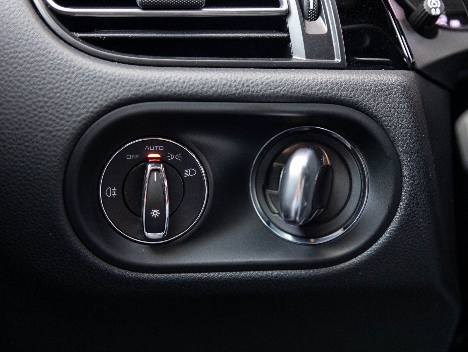 Certified 2025 Porsche Macan image 17