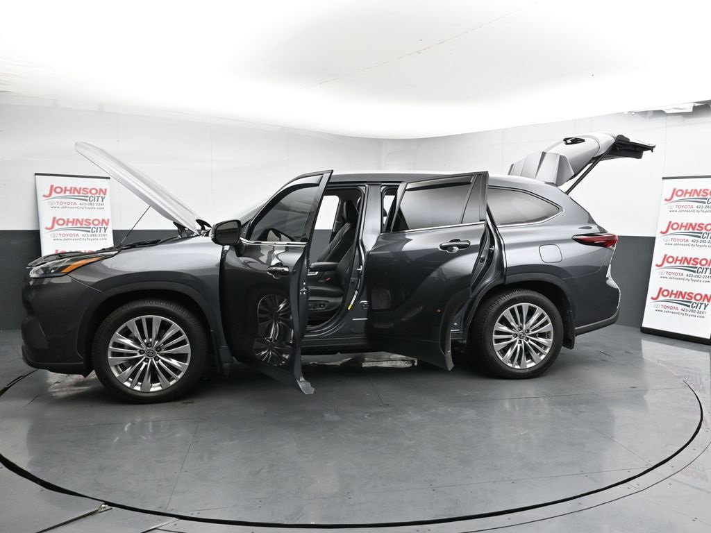 Used 2025 Toyota Highlander Platinum image 28