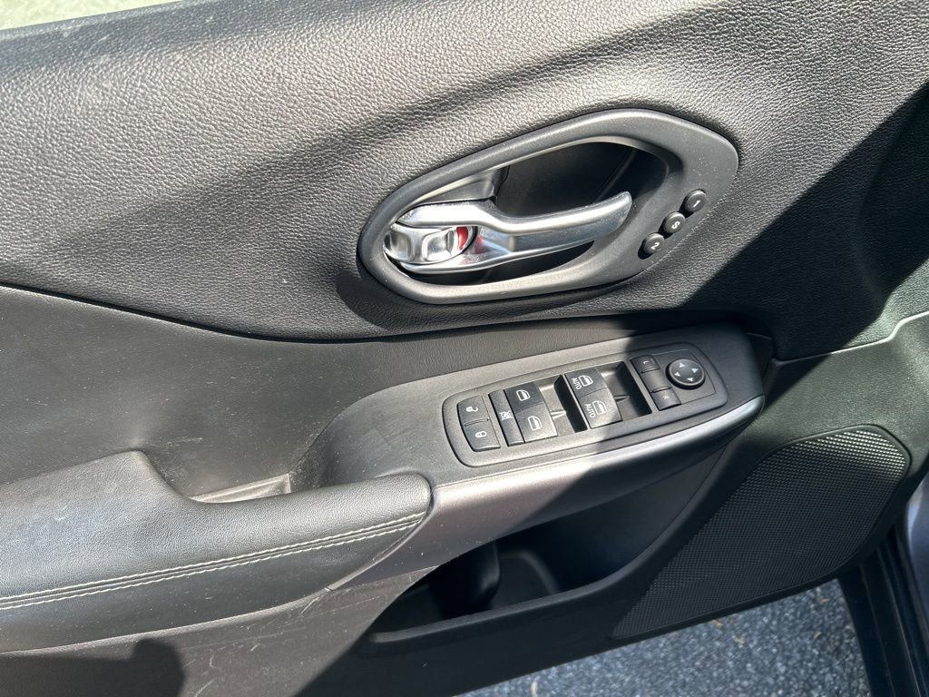 Used 2019 Jeep Cherokee Limited image 14