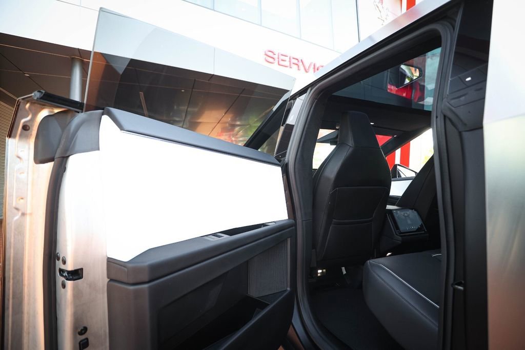 Used 2024 Tesla Cybertruck AWD Crew Cab image 36