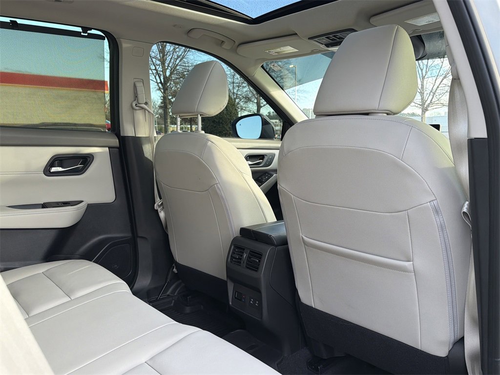 Used 2024 Nissan Rogue SL w/ SL Premium Package image 23