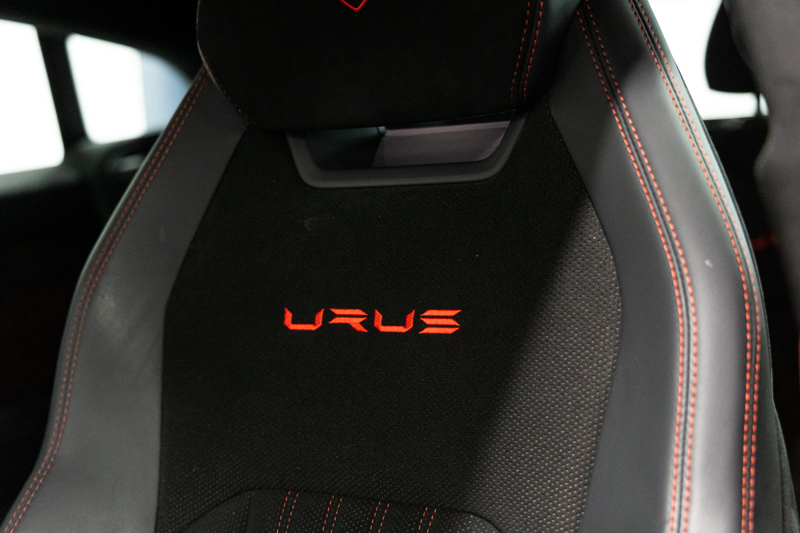 Used 2024 Lamborghini Urus Performante AWD/4WD image 40