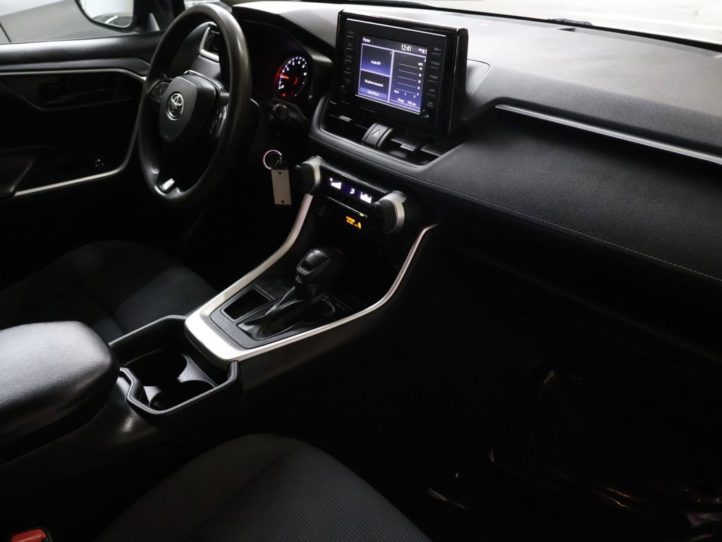 Used 2019 Toyota RAV4 LE FWD image 11